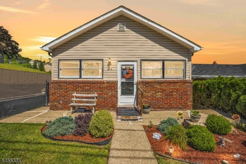 Unit for sale at 212 Gordon Ave, Totowa Boro, NJ 07512-2160