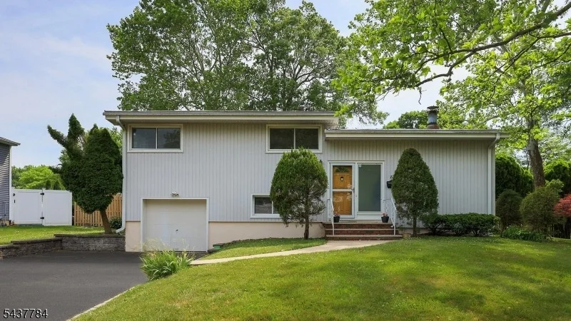 Unit for sale at 88 North Glenwood Rd, Fanwood Boro, NJ 07023