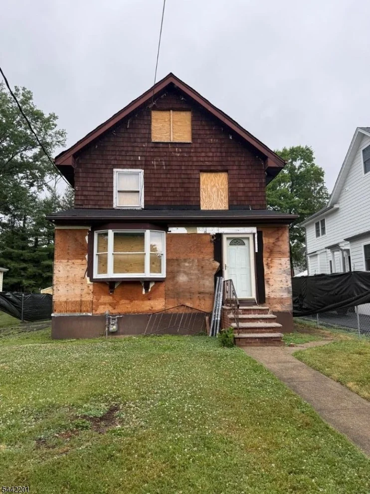 Unit for sale at 608 Hort St, Westfield Town, NJ 07090-4164
