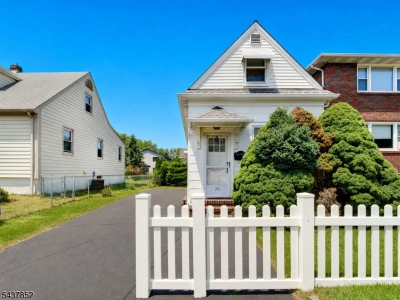 Unit for sale at 213 Kipp Ave, Elmwood Park Boro, NJ 07407-1124