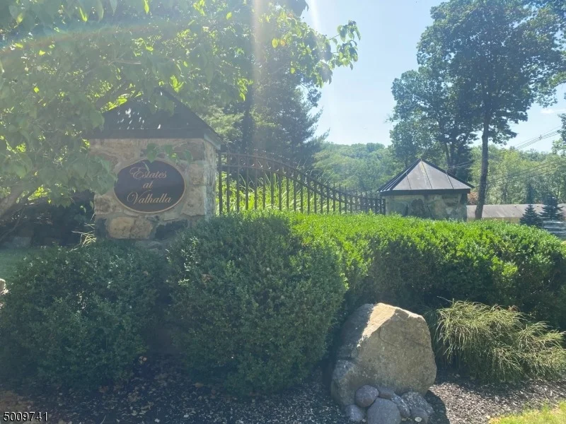 Unit for sale at 8 Quarry Mountain Ln, Montville Twp., NJ 07045-8700
