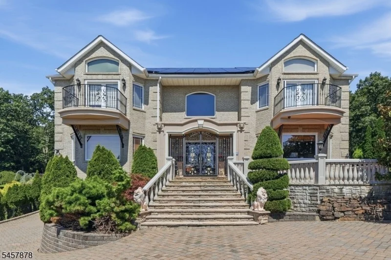 Unit for sale at 37 Mountainwood Ct, Totowa Boro, NJ 07512-2183