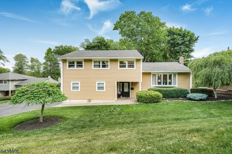 Unit for sale at 7 Kossuth Pl, Wayne Twp., NJ 07470-3507