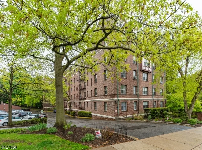 Unit for sale at 100 E Palisade Ave, Englewood City, NJ 07631-3037