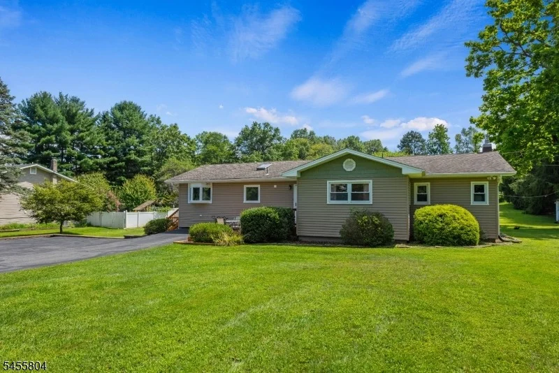 Unit for sale at 39 Cornhollow Rd, Roxbury Twp., NJ 07876-1104