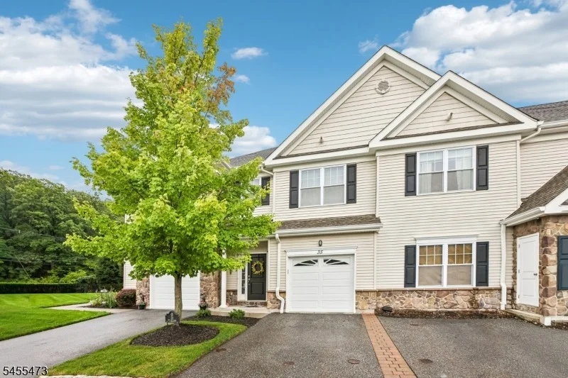Unit for sale at 35 Red Oak Ct, Wanaque Boro, NJ 07420