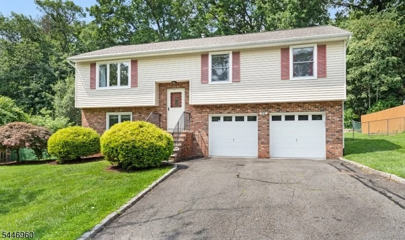 Unit for sale at 8 Reidar Dr, Roxbury Twp., NJ 07876-1526