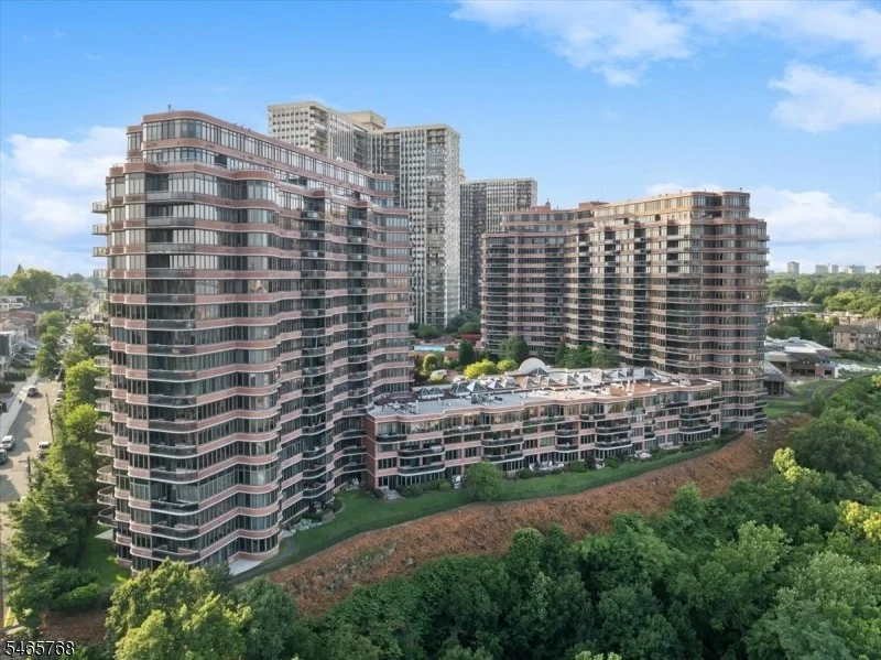Unit for sale at 100 Carlyle Dr, Cliffside Park Boro, NJ 07072-1813