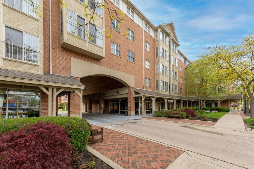 Unit for sale at 100 N Bokelman Street, Roselle, IL 60172