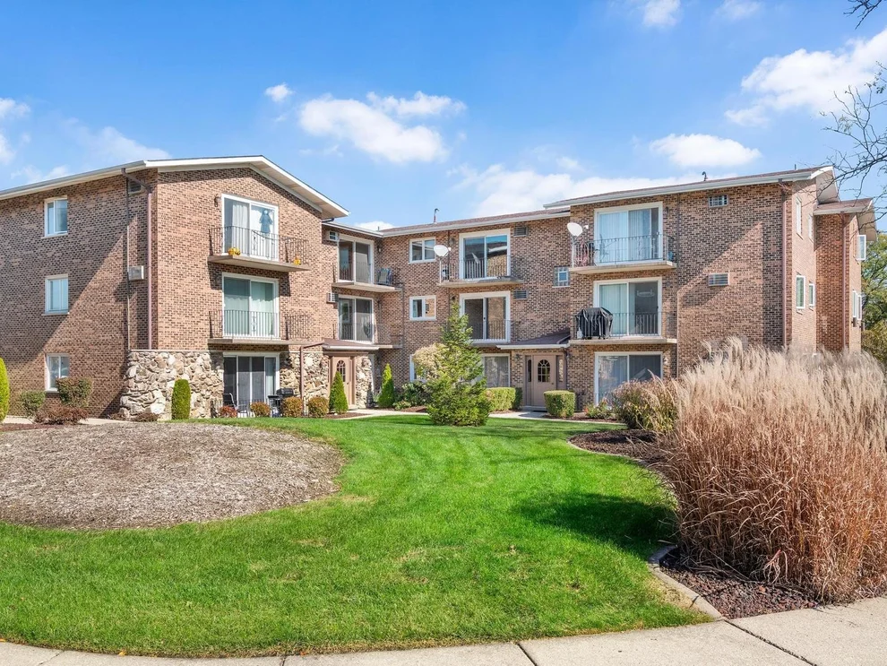 Unit for sale at 9040 W 140th Street, Orland Park, IL 60462