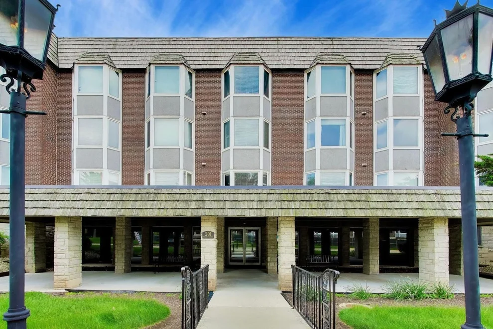 Unit for sale at 201 THAMES Parkway, Park Ridge, IL 60068