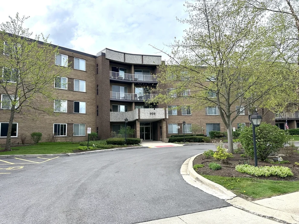 Unit for sale at 909 E Kenilworth Avenue, Palatine, IL 60074