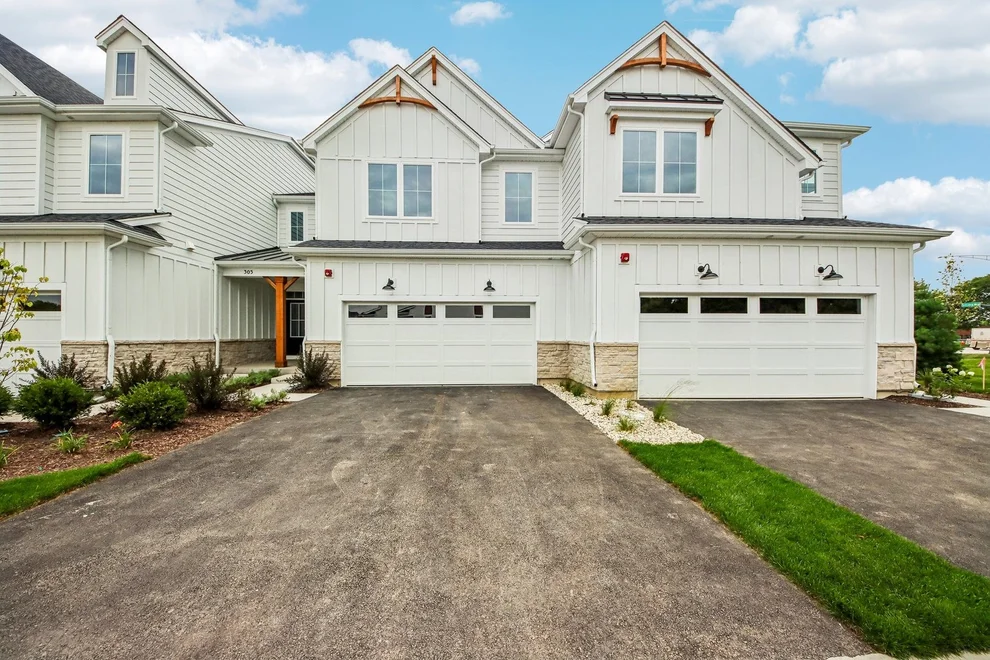 Unit for sale at 303 Avondale Lane, Lincolnshire, IL 60069