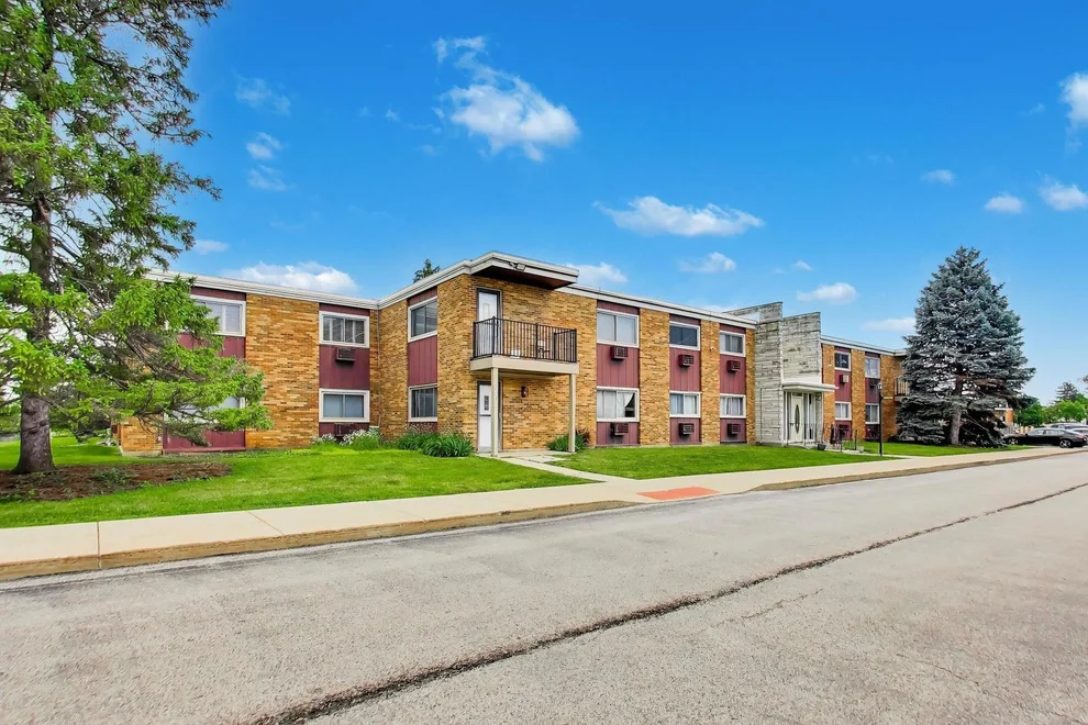 Unit for sale at 1313 S Rebecca Road, Lombard, IL 60148
