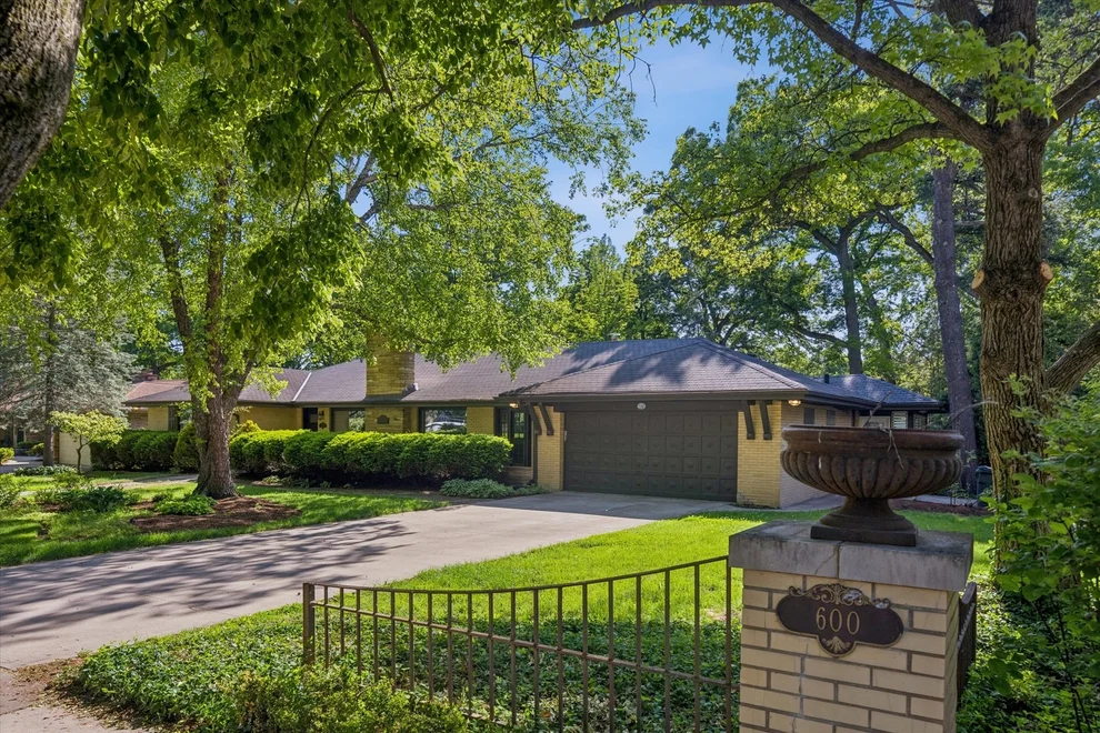 Unit for sale at 600 Midway Park Avenue, Glen Ellyn, IL 60137