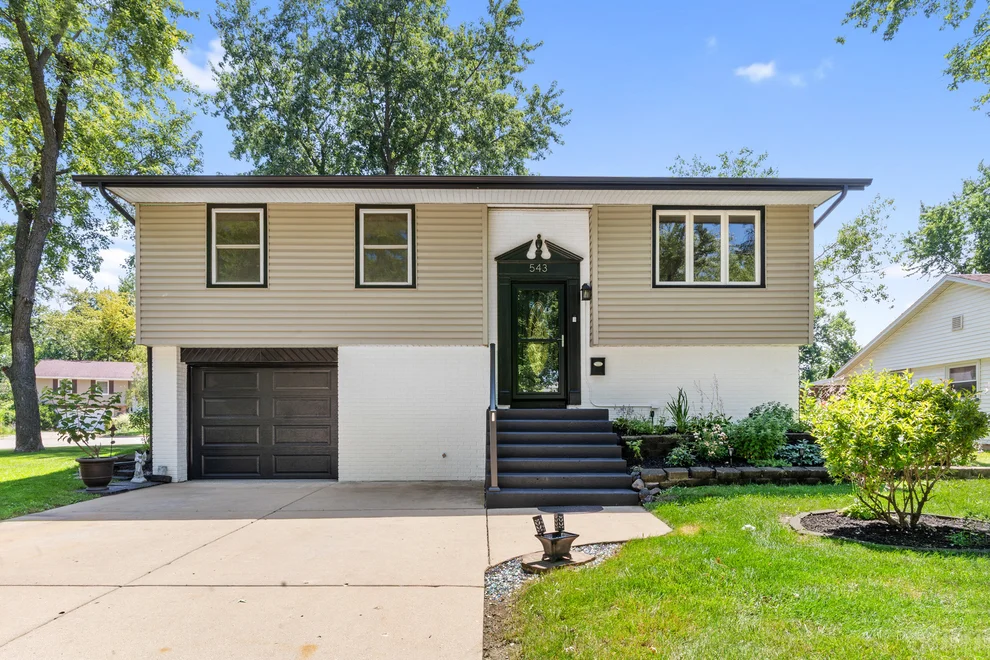 Unit for sale at 543 Ridge Circle, Streamwood, IL 60107