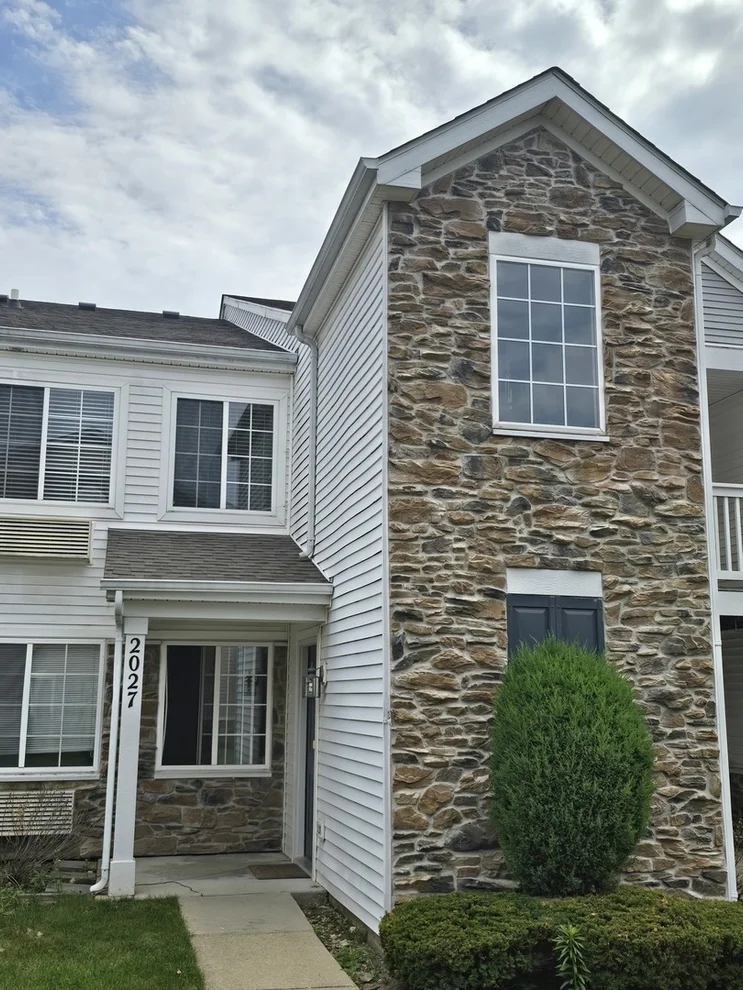 Unit for sale at 2027 SILVERSTONE Drive, Carpentersville, IL 60110