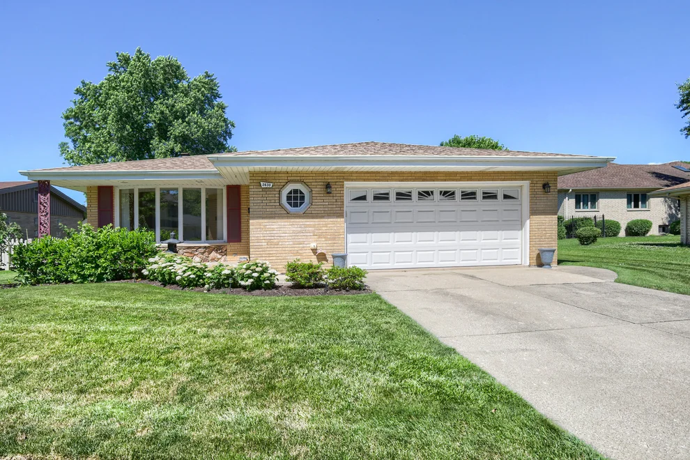 Unit for sale at 2630 Somerset Drive, Westchester, IL 60154