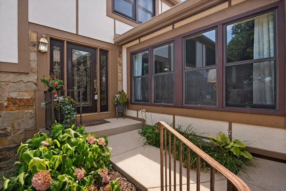 Unit for sale at 1054 Oakview Drive, Wheaton, IL 60187