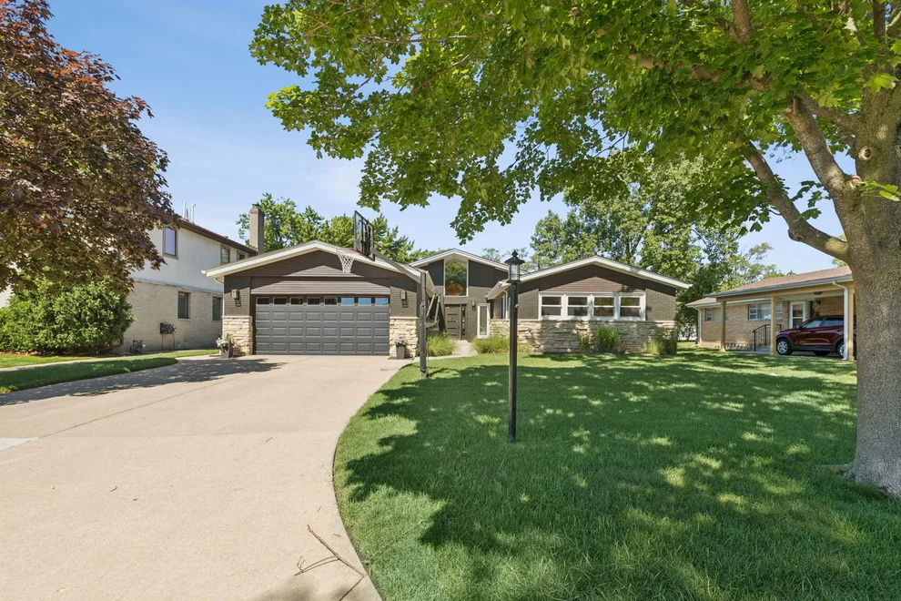 Unit for sale at 9424 Tripp Avenue, Skokie, IL 60076