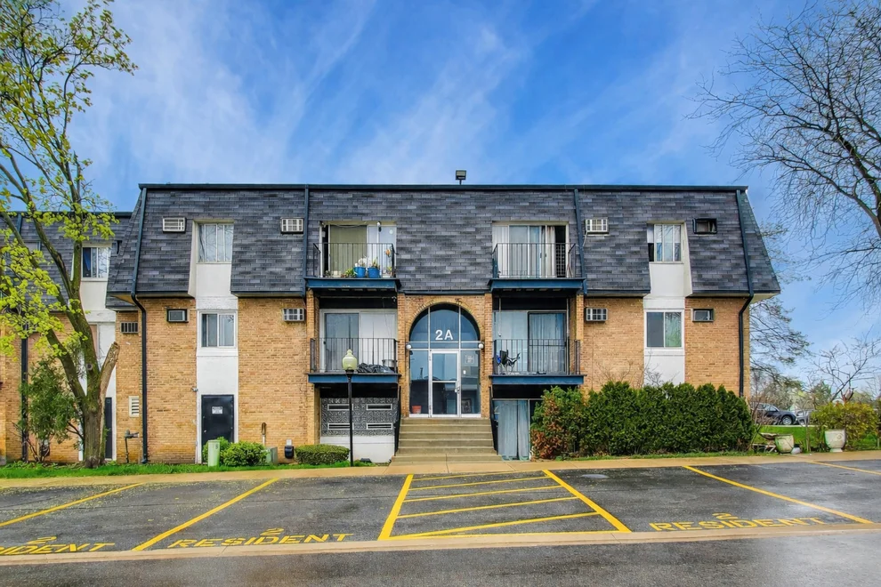 Unit for sale at 2A E DUNDEE QUARTER Drive, Palatine, IL 60074