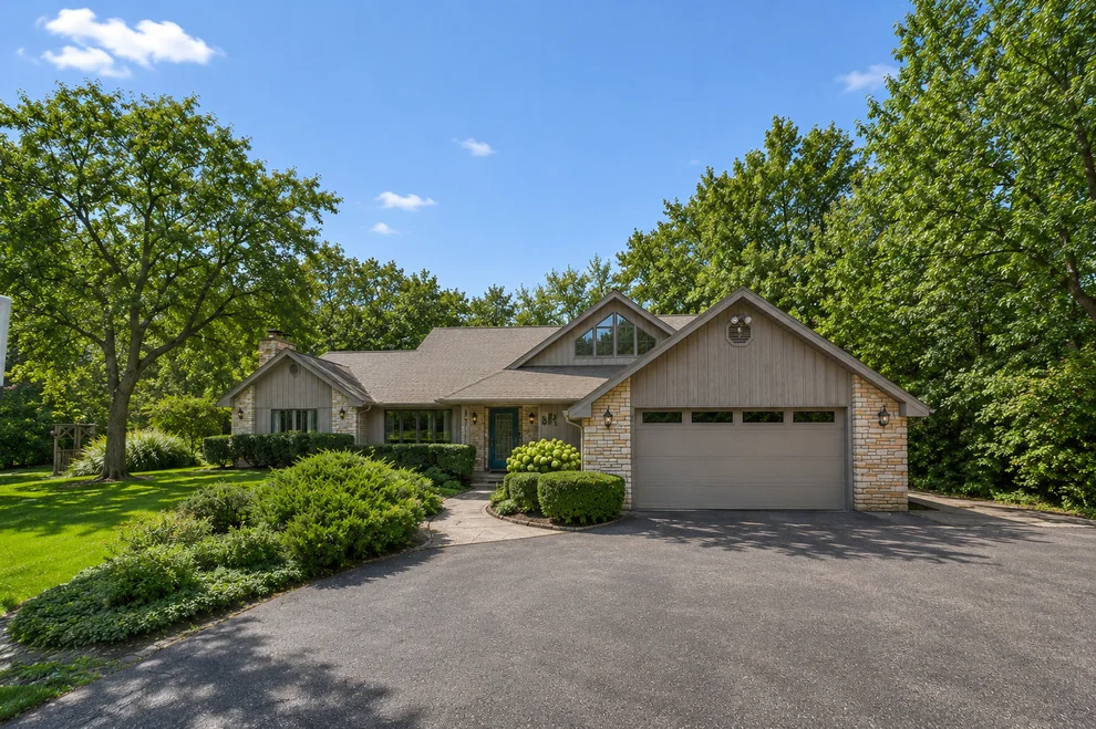 Unit for sale at 1543 N Saint Marys Road, Green Oaks, IL 60048