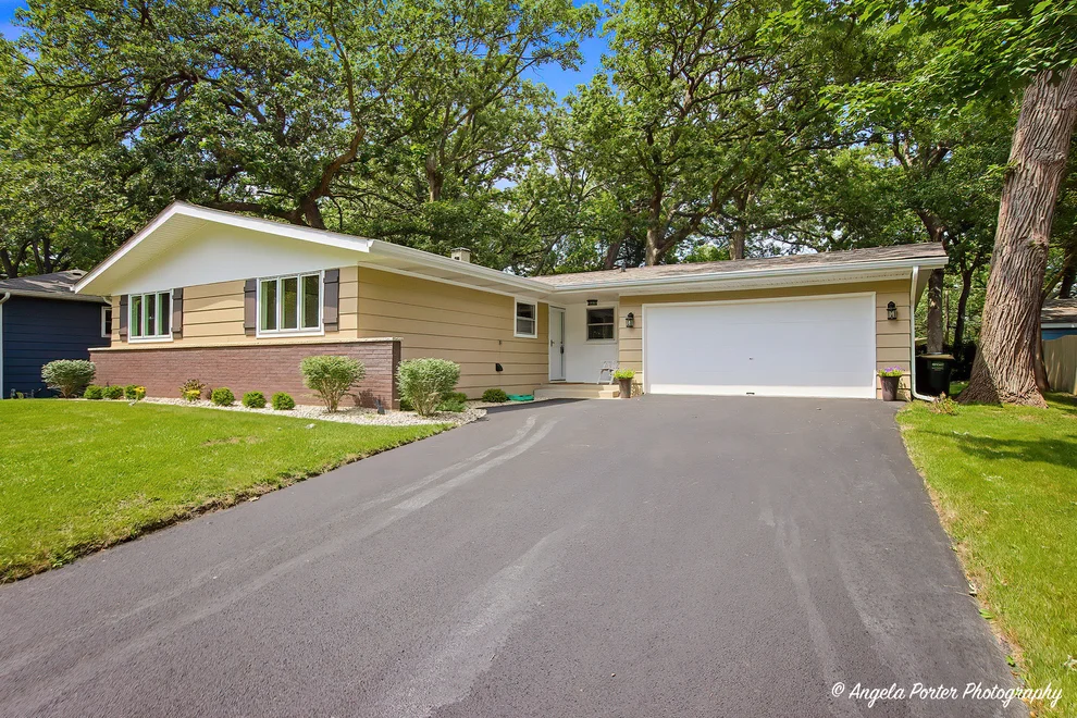 Unit for sale at 1403 Dairy Lane, Mundelein, IL 60060
