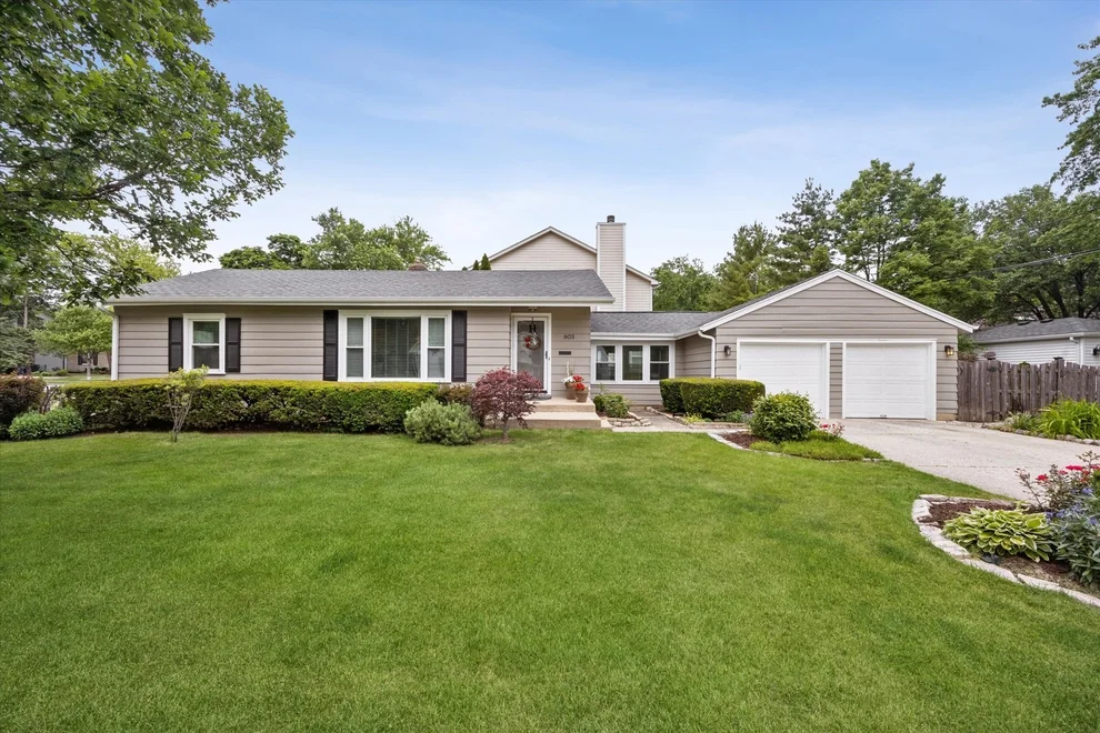 Unit for sale at 803 E Harrison Avenue, Wheaton, IL 60187