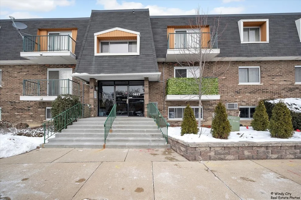 Unit for sale at 3852 S Parkway Drive, Northbrook, IL 60062