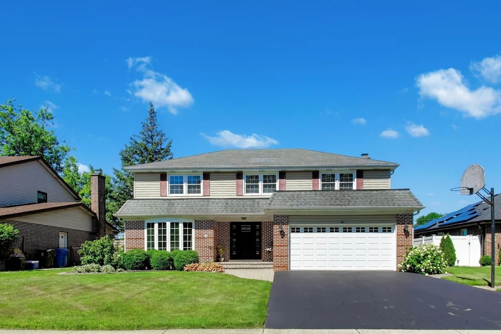 Unit for sale at 1722 N Burning Bush Lane, Mount Prospect, IL 60056