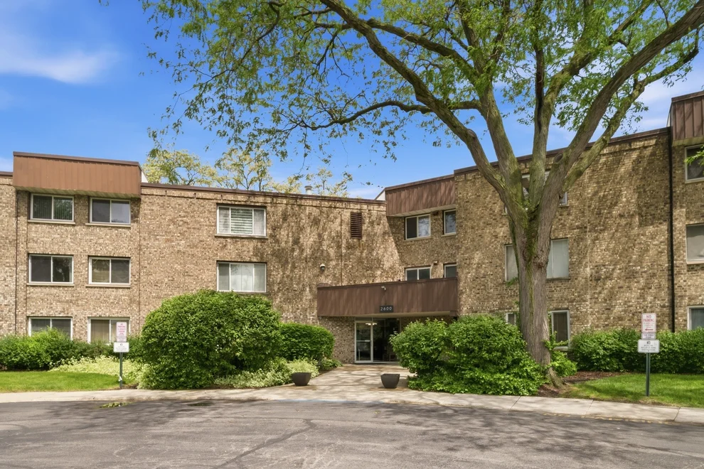 Unit for sale at 2600 Brookwood Way Drive, Rolling Meadows, IL 60008