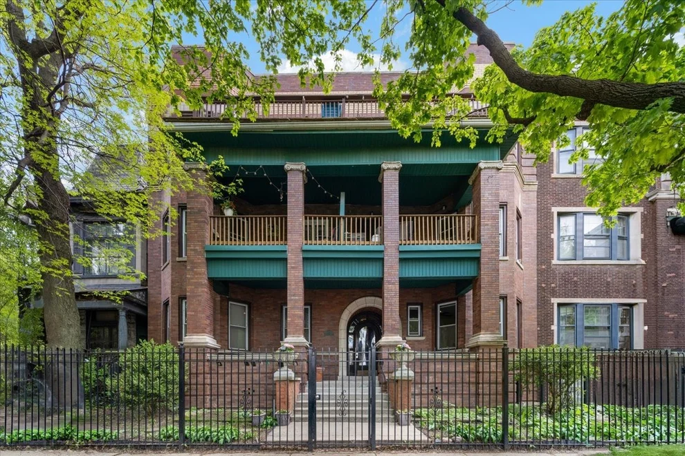 Unit for sale at 839 W Lakeside Place, Chicago, IL 60640