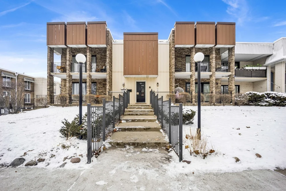 Unit for sale at 9804 S KARLOV Avenue, Oak Lawn, IL 60453