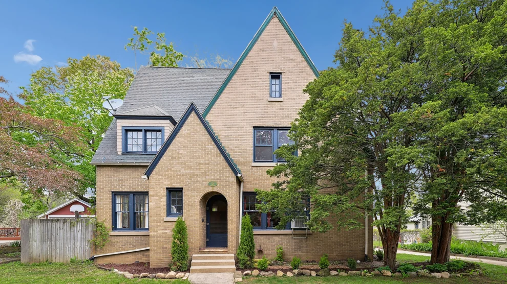 Unit for sale at 726 W Highland Avenue, Elgin, IL 60123