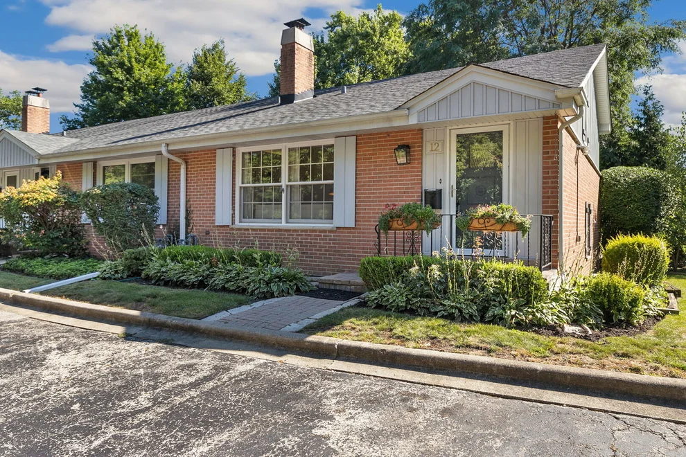 Unit for sale at 12 Robin Hood Lane, Northfield, IL 60093