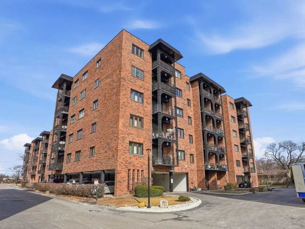 Unit for sale at 9332 Landings Lane, Des Plaines, IL 60016