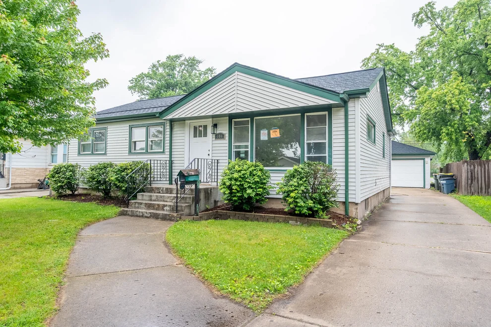 Unit for sale at 308 Queens Lane, Thornton, IL 60476