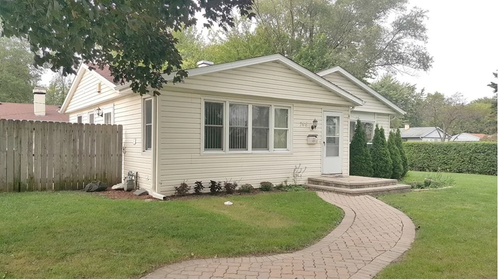 Unit for sale at 746 S Merle Lane, Wheeling, IL 60090