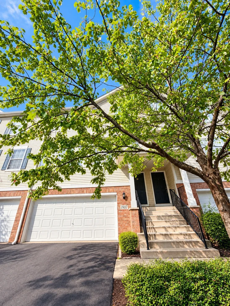 Unit for sale at 1907 Indian Hill Lane, Aurora, IL 60503