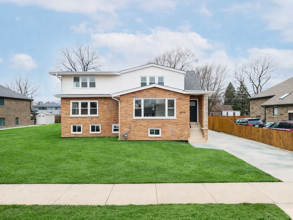 Unit for sale at 8110 Lockwood Avenue, Burbank, IL 60459