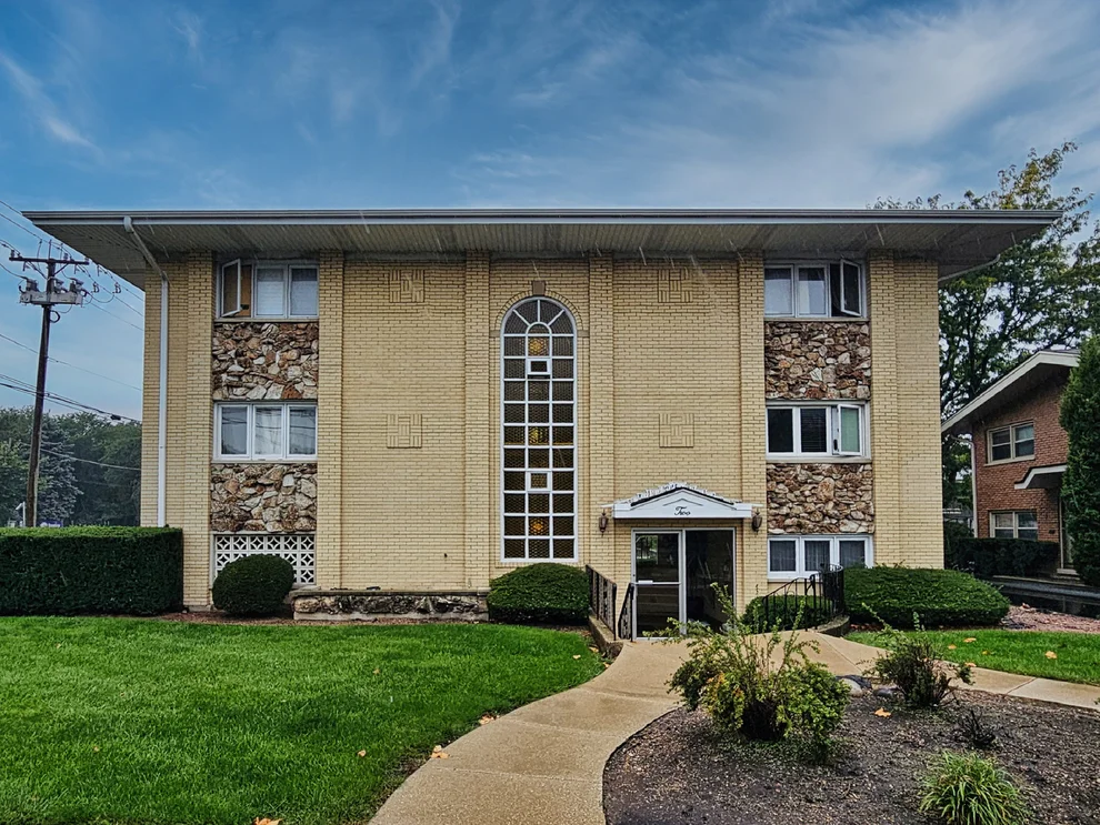 Unit for sale at 2 N Dee Road, Park Ridge, IL 60068