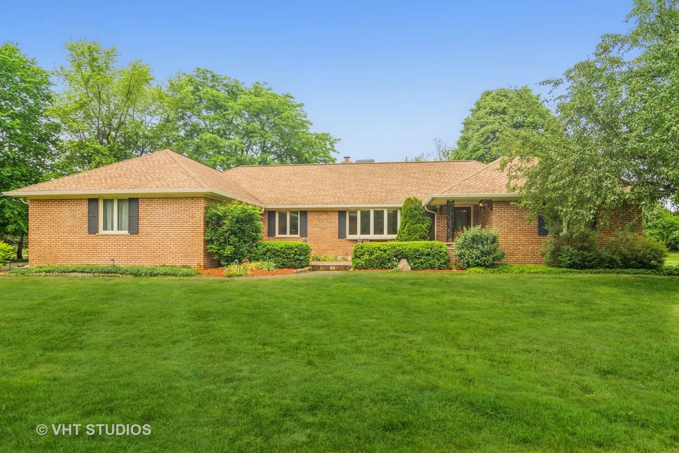 Unit for sale at 5 Bruce Circle N, Hawthorn Woods, IL 60047