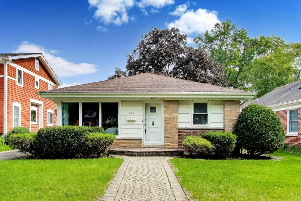 Unit for sale at 221 S Elmhurst Avenue, Mount Prospect, IL 60056