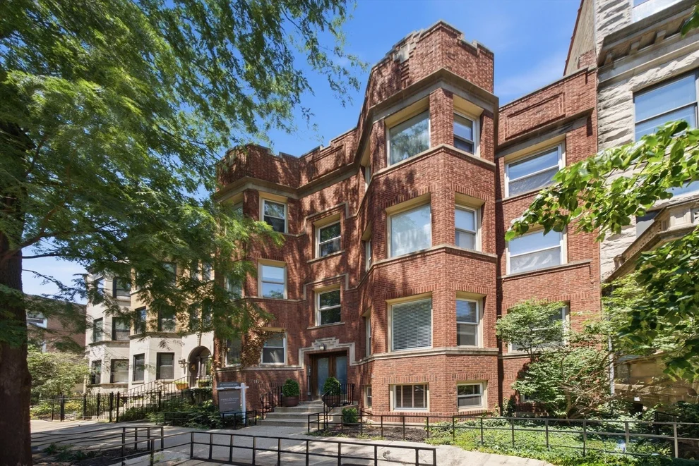 Unit for sale at 714 W Barry Avenue, Chicago, IL 60657