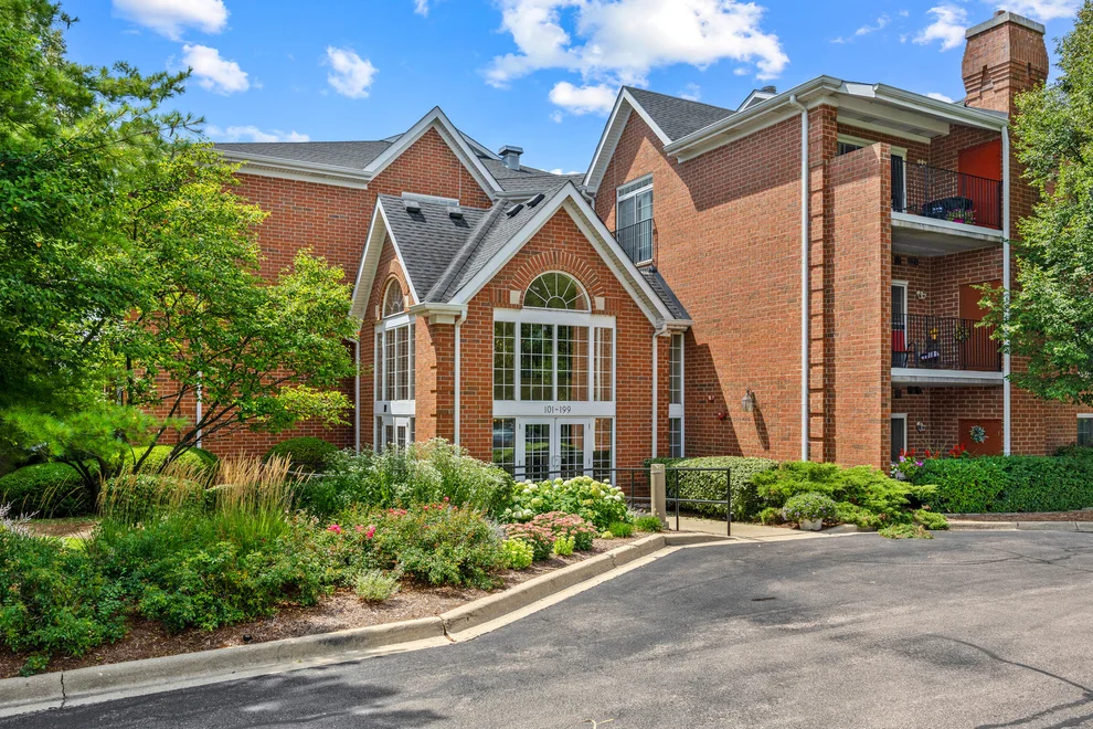 Unit for sale at 129 HUNT CLUB Drive, St. Charles, IL 60174