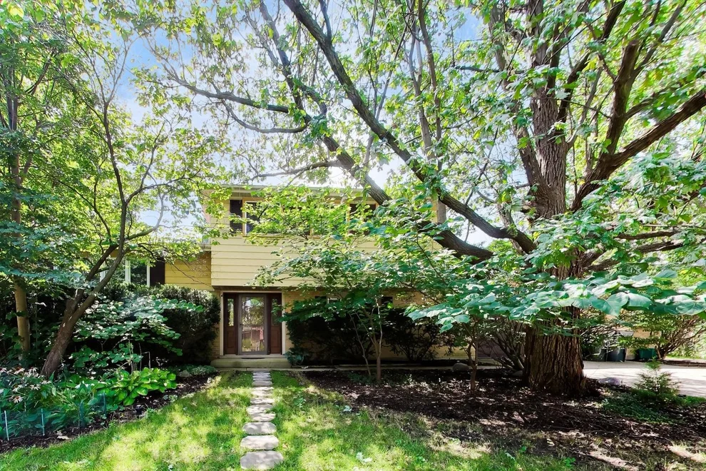 Unit for sale at 915 W Frontenac Drive, Arlington Heights, IL 60004