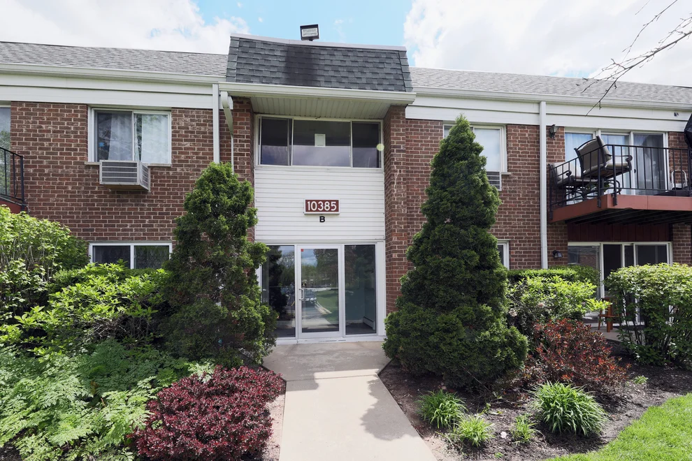 Unit for sale at 10385 Dearlove Road, Glenview, IL 60025