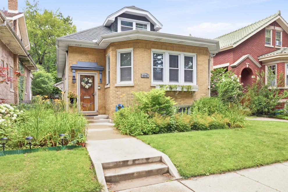 Unit for sale at 6542 N MAPLEWOOD Avenue, Chicago, IL 60645