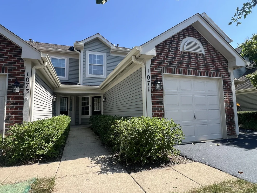 Unit for sale at 1071 Woodhill Court, Elgin, IL 60120