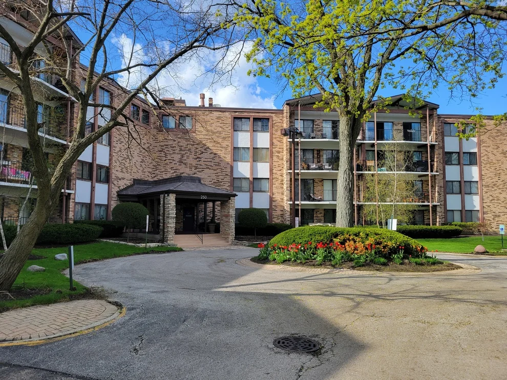 Unit for sale at 250 W PARLIAMENT Place, Mount Prospect, IL 60056